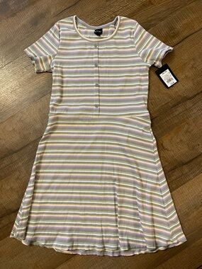 art class pastel striped tee in gray, lavender, yellow